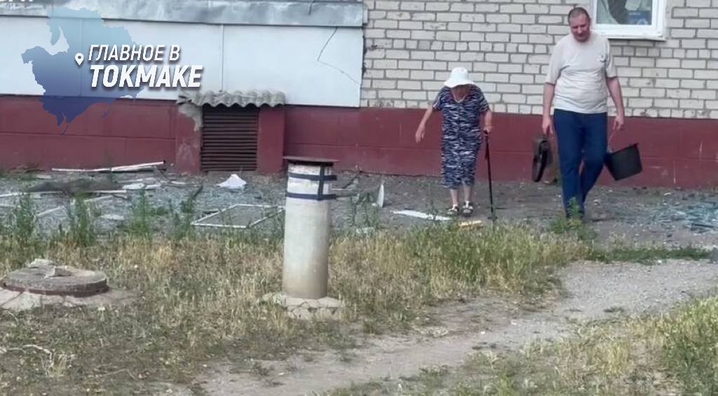 Жителям Васильевки передали гуманитарную помощь после обстрела   После удара ВСУ по жилому кварталу Васильевки, где пострадали более десяти квартир, «Народный фронт» доставил 200 продуктовых наборов и питьевую воду. Военных объектов рядом не было.  Людям привезли крупы, хлеб, консервы — все самое необходимое. Помощь доставляли оперативно, несмотря на непростую обстановку.