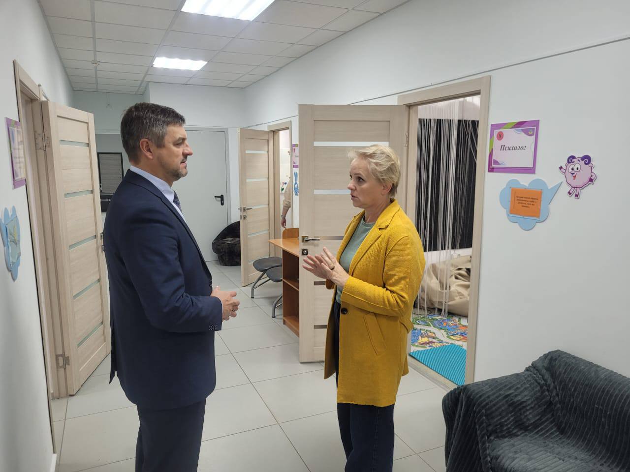 Одинокие отцы могут получить поддержку в Комплексном центре социального обслуживания населения Барнаула Об этом рассказал председатель общественного совета партийного проекта Крепкая семья в Алтайском крае председатель регионального отделения движения Отцы России Сергей Струченко по итогам встречи с директором Комплексного центра Натальей Жмылевой Она прошла в здании филиала этого учреждения в Индустриальном районе который летом капитально отремонтировали и оснастили современным специализированным оборудованием А еще здесь открылась Семейная мастерская для семей находящихся в трудной жизненной ситуации и социально опасном положении Договорились с Натальей Юрьевной расширить сотрудничество в том числе по оказанию материальной помощи одиноким отцам самостоятельно воспитывающим своих детей в рамках благотворительной программы Ты не один организованной всероссийским движением Отцы России рассказал Сергей Струченко ЕР22 в Telegram ЕР22 в Вконтакте