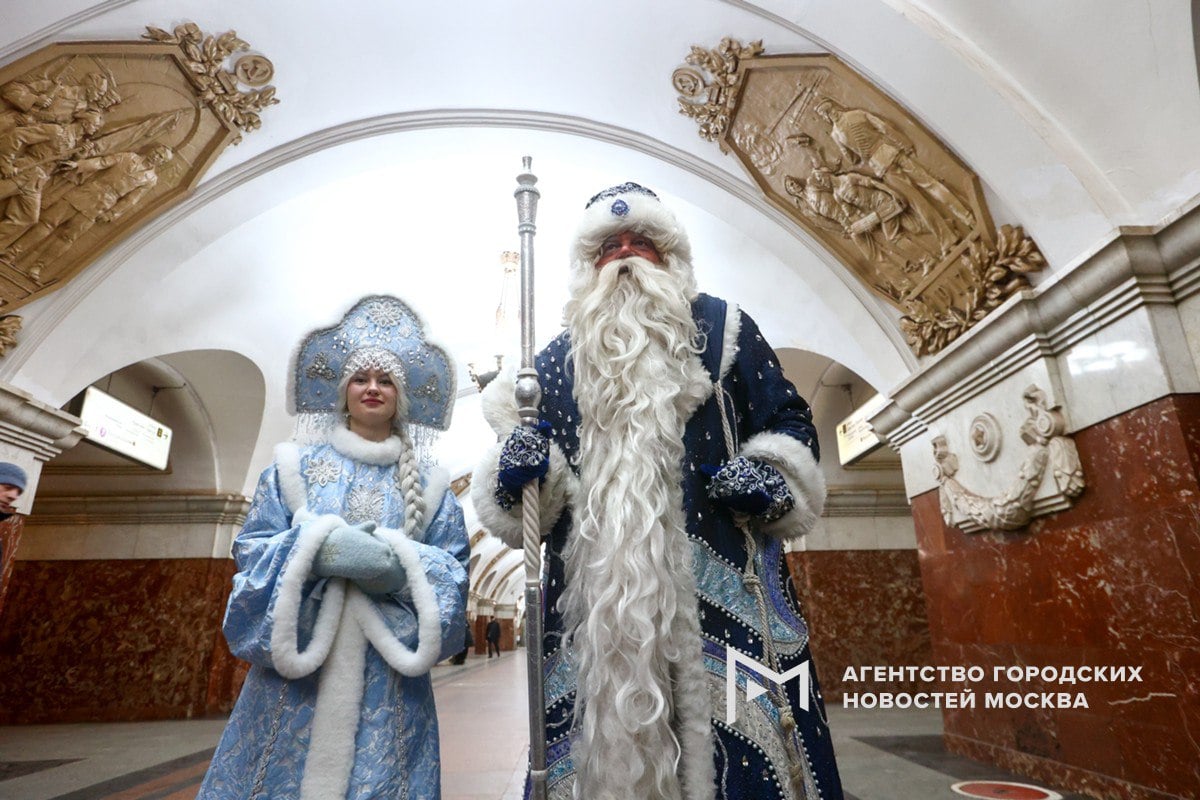 Московский Дед Мороз и Снегурочка прокатились в метро, даря праздничный настрой взрослым и детям.    «Москва»