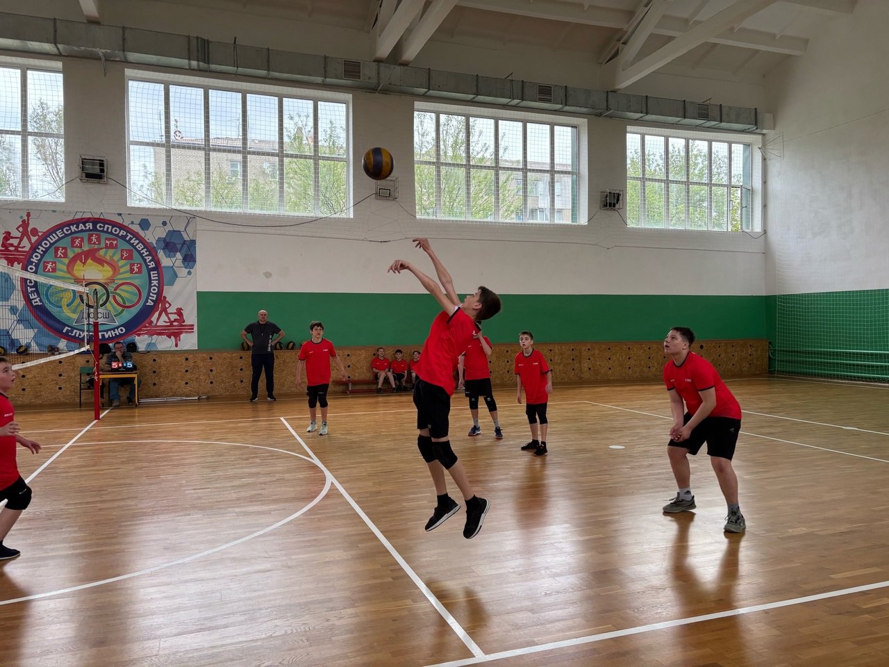 На базе МБУ ДО "Лутугинская спортивная школа" состоялась захватывающая финальная встреча Первенства ЛНР по волейболу На базе МБУ ДО "Лутугинская спортивная школа" состоялась захватывающая финальная встреча Первенства Луганской Народной Республики по волейболу среди юношей до 13 лет между командами: Лутугинской спортивной школы и командой города Красный Луч. Команда Лутугинского округа показала яркую игру и одержала победу в этом матче! - К сожалению, по общим результатам турнира мы не вошли в тройку призёров Первенства ЛНР, - сказал тренер команды. - Команда продемонстрировала отличную командную работу, показали волю к победе и спортивный характер, закрепили статус сильного соперника, - добавил тренер. Подготовил волейболистов к соревнованиям тренер - преподаватель Перегрим Сергей Павлович!