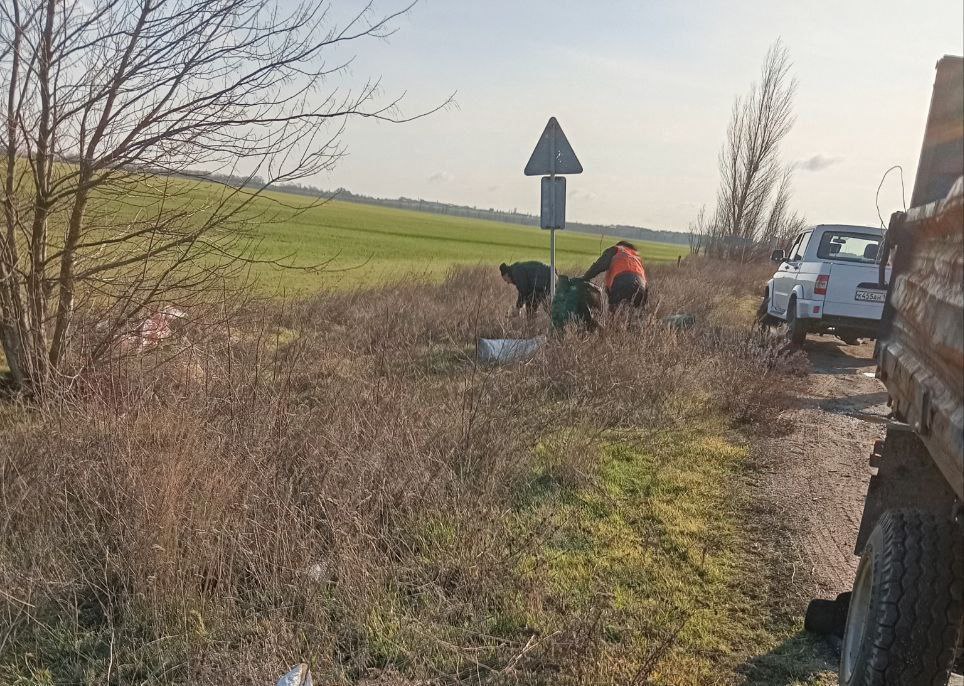 Коммунальная служба села Коробки выполнила уборку трассы, протяженностью около 9 километров, от Коробков до блокпоста в Каховку    Работники собрали мусор с обочин, сделав путь более чистым и приятным для проезда.  Спасибо за труд и заботу о нашем окружении!    Сайт Администрации Каховского МО   VK ОК