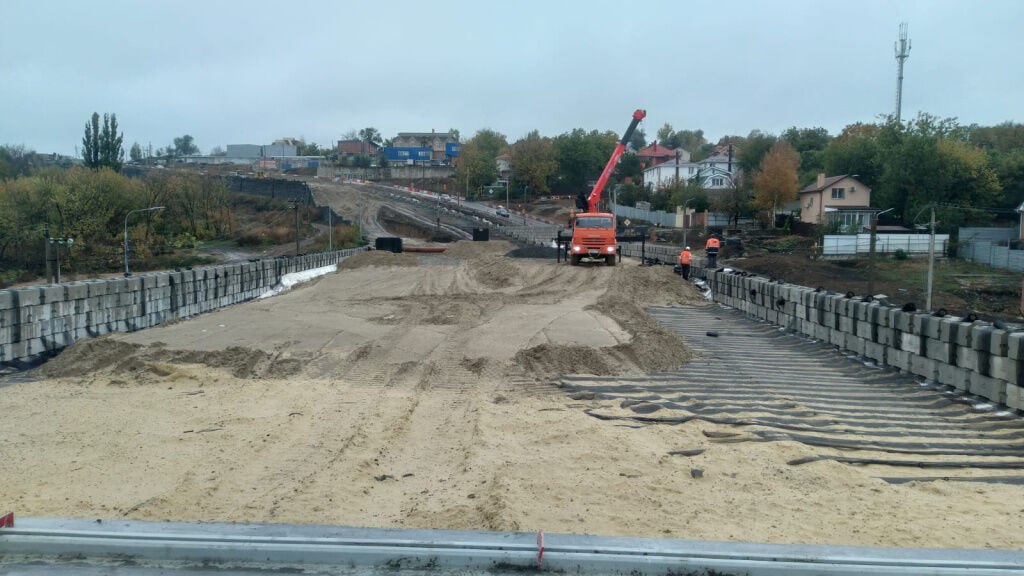 В Ростове на Дону реконструкцию улицы Вавилова перенесли на май 2026 года Сроки завершения масштабной реконструкции улицы Вавилова снова сдвинулись Как сообщили в минтрансе Ростовской области работы планируют закончить 30 мая 2026 года В ведомстве объяснили перенос возникшими сложностями на втором этапе Среди основных проблем Участки с глубокими выемками рядом с жилыми домами Сложности с организацией движения у транспортной развязки на улицах Королева и Особенной Невозможность разворота с местных проездов Несоответствие продольных уклонов нормативным требованиям Из за этих трудностей проект значительно подорожал Его стоимость выросла с первоначальных 8 1 млрд рублей до 10 1 млрд То есть на 2 миллиарда рублей Напомним на данный момент строительная готовность объекта оценивается в 64 domostroyrf