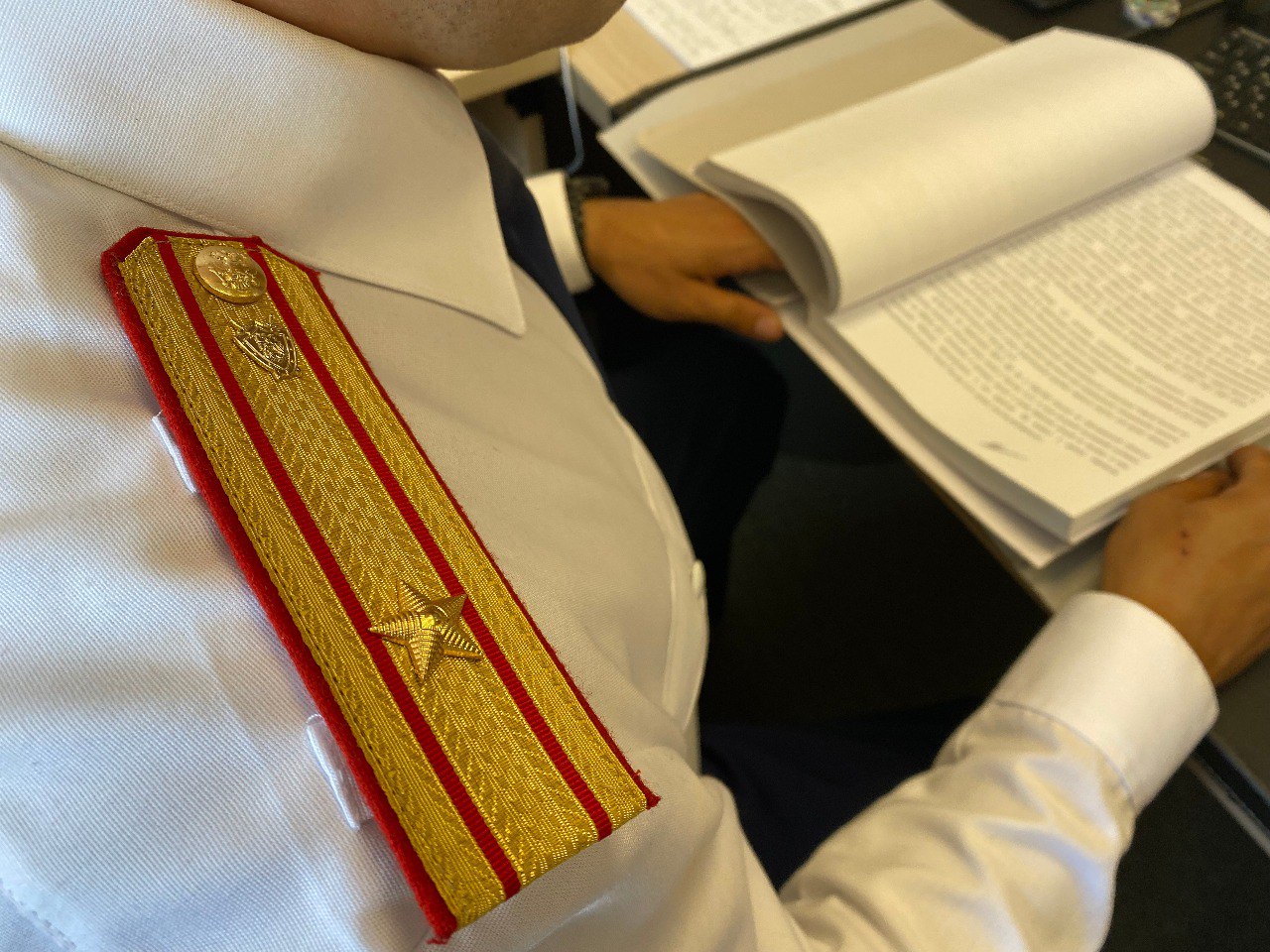 За сбыт биоресурсов без маркировки рыбаки ответят перед судом Сотрудниками СУ СК РФ по Магаданской области завершено расследование уголовного дела в отношении двух жителей областного центра Их обвиняют в совершении преступления предусмотренного п а б ч 4 ст 171 1 УК РФ производство приобретение хранение перевозка или сбыт товаров и продукции без маркировки и или нанесение информации предусмотренной законодательством РФ Предварительным следствием установлено что с января 2020 года по июль 2024 года обвиняемые осуществляли в прибрежной зоне акватории Охотского моря вылов различных биоресурсов Кроме того фигуранты скупали подобную продукцию у неустановленных лиц В списке злоумышленников было 10 наименований видов морепродуктов на общую сумму более 3 млн рублей Противоправную деятельность обвиняемых удалось пресечь благодаря действиям сотрудников погрануправления ФСБ России по восточному арктическому району После утверждения обвинительного заключения уголовное дело направят в суд