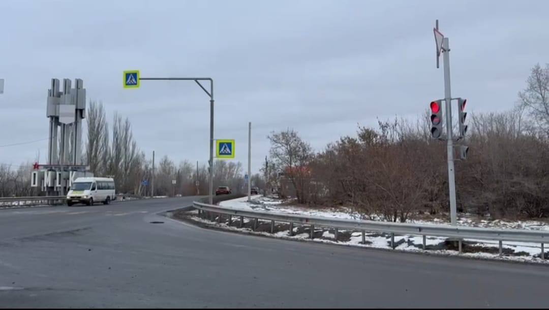 Уважаемые автомобилисты обращаю ваше внимание что на въезде в Омск со стороны Русско Полянского тракта теперь установлен светофор Он регулирует движение транспорта на пересечении Русско Полянского тракта и выезда из посёлка Мелиораторов Светофор установлен в рамках реализации регионального проекта Безопасность дорожного движения Работы на объекте выполнила подрядная организация цена контракта составила около 7 миллионов рублей Подрядчик реализовал комплекс работ проведено благоустройство территории установлены светофорные опоры и другое оборудование Параллельно ведётся обустройство ещё одного светофорного объекта на Космическом проспекте На текущий момент завершены работы по устройству тротуаров и пешеходных переходов Подрядная организация выполнила монтаж светофорных опор а также провела асфальтирование проезжей части Цена контракта составила более 4 млн рублей На данном участке продолжаются работы по установке навесного оборудования контролеров и светофорных опор В ближайшее время запланирована установка дорожных знаков Всего в 2025 году к реализации были запланированы шесть светофорных объектов Помимо светофора на Русско Полянском тракте ранее введены в эксплуатацию светофоры на пересечении улиц Мельничной и 1 й и 2 й Казахстанских на перекрёстке улиц Вавилова и Кемеровской у остановки Мини рынок по улице Новокирпичной и на перекрёстке Краснознамённая Донецкая Эти светофорные объекты установлены в местах повышенной концентрацией дорожно транспортных происшествий