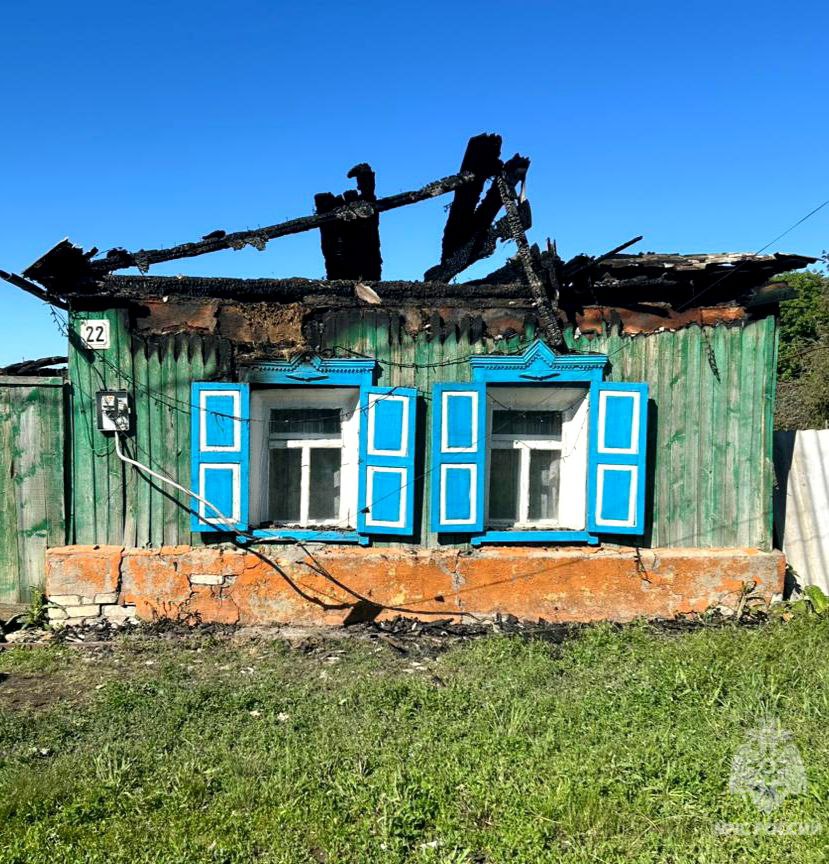 В Саратовской области за прошедшие сутки Сотрудниками МЧС России потушен 41 пожар, из них 32 раза горели мусор и сухая растительность. В Саратове на Одесской пожар произошел в квартире девятиэтажки. Загорание в кухне на 5 квадратах ликвидировали 3 расчёта. В селе Луговское Ровенского района на 18 квадратах горело бесхозное строение. На тушение выезжал 1 расчет. Загорания автомобилей были в Балашове, Энгельсе, поселке Степное Советского района. На тушение выезжали по 1 расчету. В Ленинском районе Саратова огнём была уничтожена деревянная дача. Площадь пожара - 25 квадратных метров. На месте работали 2 расчета. В Озинках на 1 квадрате горела надворная постройка. На тушение выезжал 1 пожарный расчёт. В посёлке Мокроус Федоровского района пожар произошел в частном доме. На 64 квадратах горела кровля дома и сарай. Три пожарных расчета потушили загорание. Смотри В Саратове на Одесской горел нежилой дом. Площадь пожара - 140 квадратных метров. На тушение выезжали 3 пожарных расчёта.