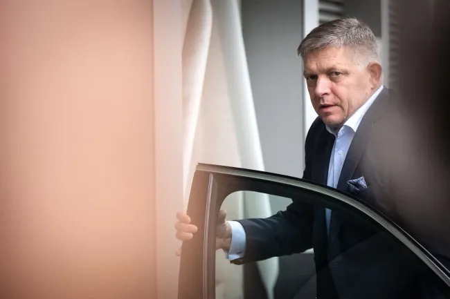 Глава правительства Словакии Роберт Фицо может отправиться в Москву на празднование Дня Победы на автомобиле Об этом информирует телеканал TVN24 ссылаясь на источник в дипломатических кругах Поездка Фицо в Москву на автомобиле рассматривается весьма серьезно и вполне вероятна отметил собеседник телеканала Разве что премьер министру Словакии удастся найти альтернативный маршрут полета но лидеры стран Европейского союза не проявляют энтузиазма по поводу такого визита добавил источник подчеркнув что при таком раскладе Словакии не нужно будет получать зеленый свет от других государств для пролета борта Фицо над их территорией   Ранее стало известно что Литва Латвия и Эстония отказались предоставить лайнеру Фицо воздушный коридор для его полета в Москву На такое же решение намекнул и глава МИД Польши Радослав Сикорский который сказал что вопрос о пролете самолета Фицо над польской территорией больше не стоит на повестке дня Фото AFP Читать нас в МАКС