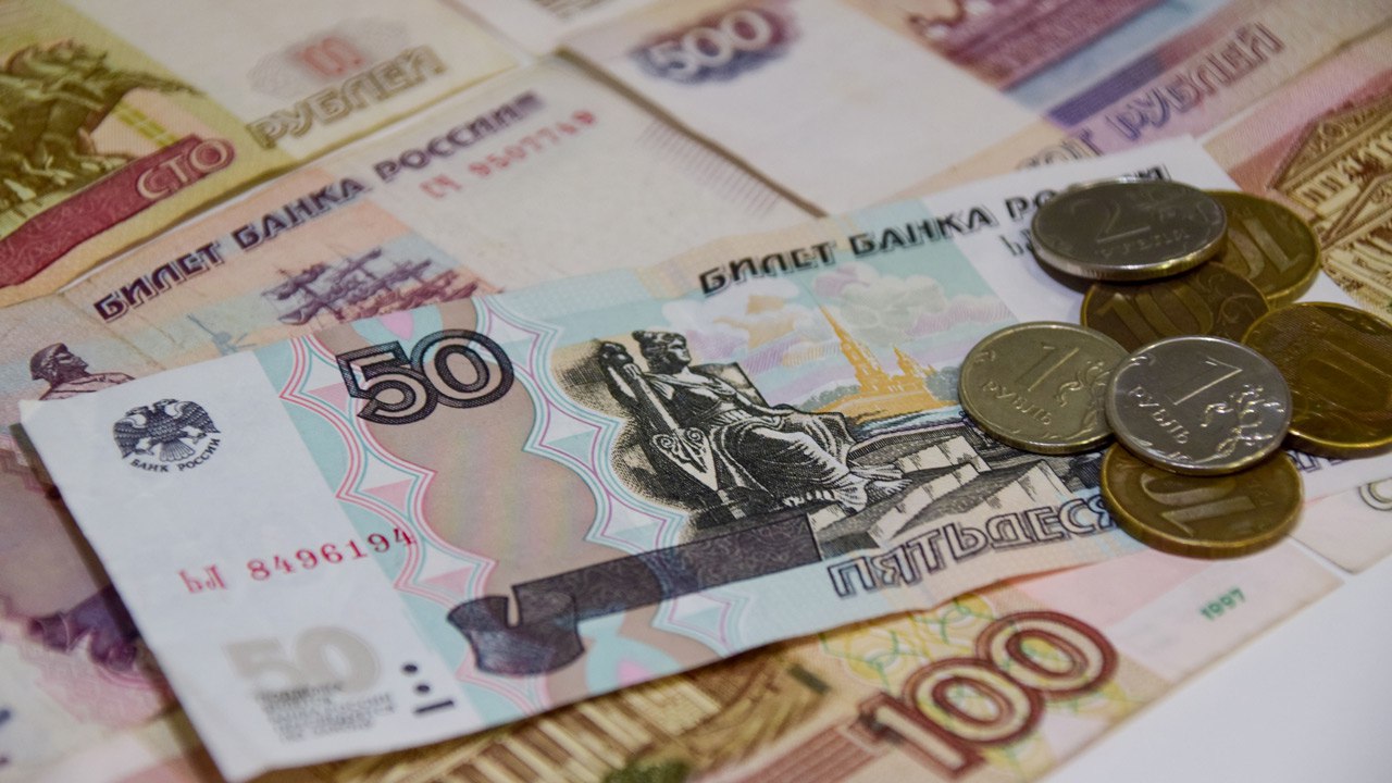 Центробанк оценил уровень инфляции в Челябинской области Годовая инфляция в регионе в июне снизилась до 9,97%. Показатель выше, чем в целом по стране и по Уралу. В начале лета по сравнению с маем цены выросли на 0,26%. Заметнее всего за месяц и в целом за год увеличилась стоимость услуг — плюс 0,9% и 13,93% соответственно. Продукты подорожали на 0,1% и 12,27%. Цены на непродовольственные товары в июне снизились на 0,08%, а за год выросли на 4,4%. "В июне цены в Челябинской области выросли немного сильнее, чем по России в целом. Это обусловлено тем, что в условиях повышенного спроса в регионе более заметно, чем в целом по стране, подорожали услуги, прежде всего − услуги пассажирского транспорта и услуги в системе образования. Вместе с тем в июне в регионе чуть более заметно, чем в целом по стране, подешевели непродовольственные товары, а именно бытовая техника и электроника. Цены на продовольствие в июне выросли в Челябинской области +0,10% почти так же, как по России в целом +0,11% ", — прокомментировали в отделении по Челябинской области Уральского главного управления Центрального банка России. Как изменилась стоимость продуктов: яйца: -8,91% за месяц и -22,94% за год; плодоовощная продукция: -0,79% за месяц и 14,41% за год; макароны и крупы: -0,78% за месяц и 1,73% за год; молочная продукция: 0,48% за месяц и 20,64% за год; мясопродукты: 0,62% за месяц и 6,43% за год; хлеб и хлебобулочные изделия: 0,74% за месяц и 17,25% за год. Вести Южный Урал Челябинск