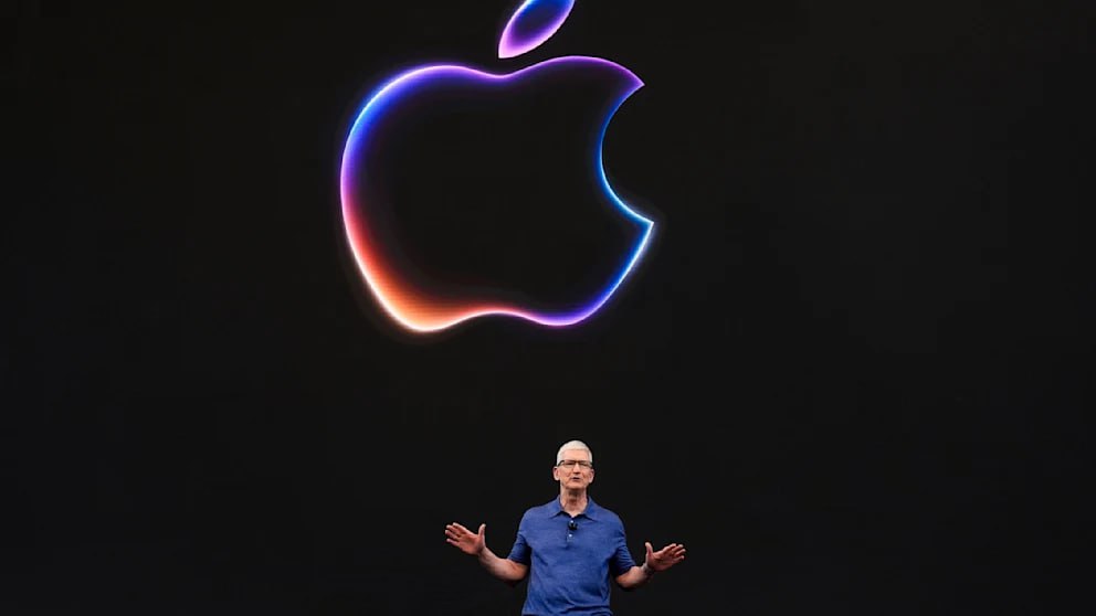 Пошлины Трампа обошлись Apple в 900 миллионов долларов Введенные Трампом пошлины увеличивают затраты производителя iPhone примерно на 900 миллионов долларов только в текущем квартале. Такая сумма — не мелочь даже для Apple. Эту оценку компания озвучила при объявлении квартальных результатов, тем самым подтвердив, насколько дорогостоящей может быть непредсказуемая тарифная политика президента США для компаний. Глава корпорации Тим Кук при этом уточнил, что в расчетах исходят из того, что дополнительных нагрузок не будет. Прогнозов на последующие кварталы Кук давать не стал. Глава Apple также не стал конкретизировать сумму в телефонной конференции с аналитиками. По данным СМИ, Apple сейчас расширяет производство iPhone в Индии. Из-за тарифных ударов по всему фронту Apple меняет логистику поставок. До сих пор подавляющее большинство iPhone производились в Китае, но Трамп ввел пошлины на товары из Китая в размере в общей сложности 145% — однако временно освободил от них электронику, такую как смартфоны и ноутбуки. Кук сообщил телеканалу CNBC, что недавно около 50% iPhone, продаваемых в США, поставлялись из Индии. В следующем квартале, по его словам, Apple почти полностью будет снабжать американский рынок iPad ами, компьютерами Mac и умными часами из Вьетнама.