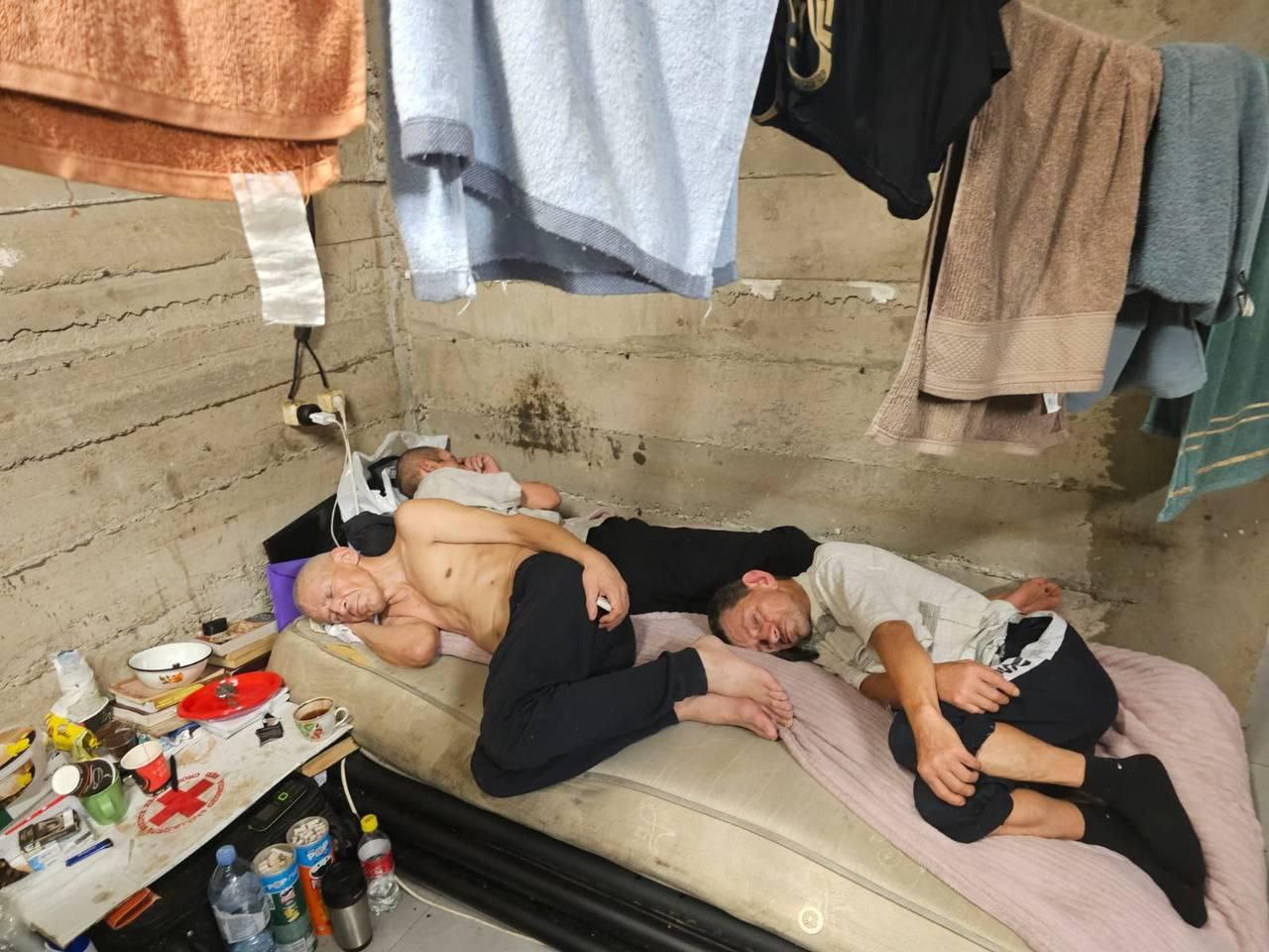 «Слишком большой риск»: Грузия отказалась пропустить депортированных из России украинских преступников Около 80 граждан Украины, депортированные Россией за различные правонарушения, не будут пропущены в Грузию, заявил представитель пограничной полиции Лука Пааташвили. В настоящее время они находятся на грузино-российской границе, в Дариали / Верхнем Ларсе на грузинской стороне. По словам Пааташвили, в основном депортированные были осуждены за тяжелые преступления, включая убийства, изнасилование или дела, связанные с наркотическими веществами. У них нет соответствующих документов, пропустить их на територию Грузии – большой риск, — отметил он. Замминистра внутренних дел Грузии Александр Даразвелидзе рассказал, что сейчас Киев ведёт переговоры о транзите своих граждан через Молдавию. Ранее там были направлены около 40 человек. Но сейчас процесс остановлен, так как Молдавия отказывает в транзите этим лицам, на счету которых много тяжелых преступлений. Условия, конечно, так себе. Но куда лучше чем передовая и украинский штрафбат.. Поддержать Туранский экспресс #turan_analytics #Кавказ #Грузия #ценности