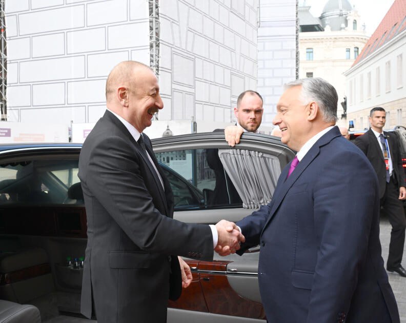 20 мая в Будапеште состоялась встреча Президента Азербайджанской Республики Ильхама Алиева с премьер-министром Венгрии Виктором Орбаном в узком составе. Премьер-министр Венгрии Виктор Орбан встретил Президента Азербайджанской Республики Ильхама Алиева. Президент Азербайджана и премьер-министр Венгрии сделали совместное фото.
