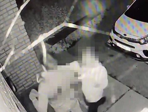 В Обнинске задержали участников ночного ограбления Ночью в Обнинске местный житель обратился в полицию с сообщением о грабеже. Он рассказал, что два парня напали на него возле подъезда и похитили его сумку с 15 тысячами рублей и мобильным. Найти грабителей удалось с помощью камер видеонаблюдения.