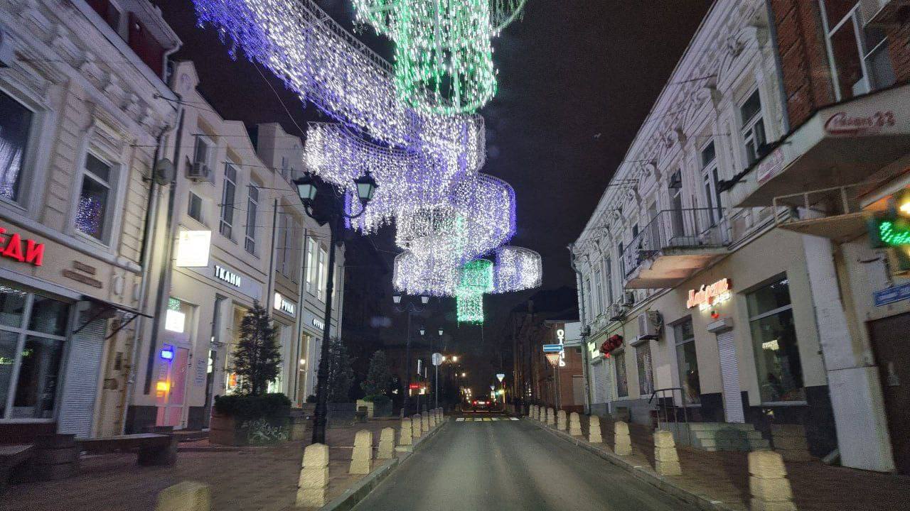 В Ростове уберут подсветку «Северное сияние». Все из-за её плохого состояния. Конструкция расположена в переулке Семашко между Большой Садовой и Социалистической . Точные даты работ пока не называют, но администрация просит жителей быть внимательнее в этом районе. Подписаться Прислать новость