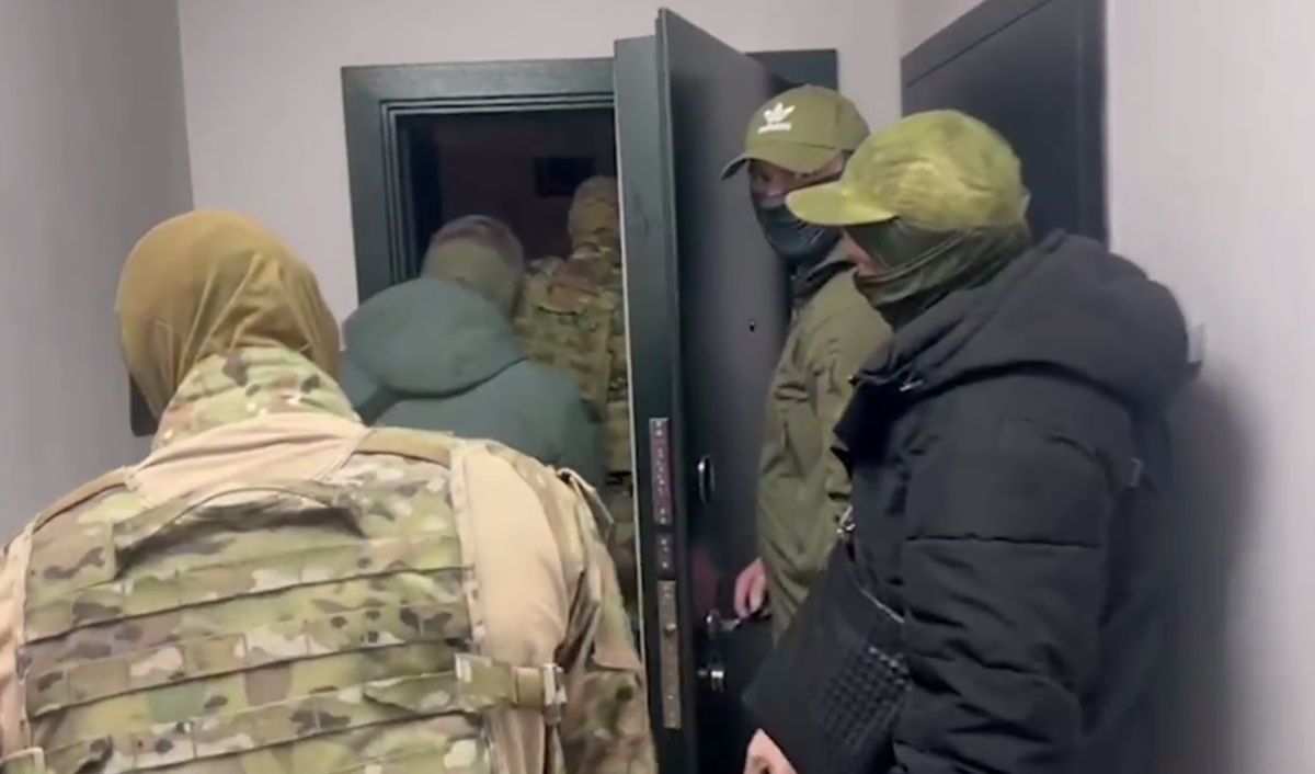 Авторитет экстремист задержан сотрудниками ФСБ Состоявшая из выходцев из Дагестана Чечни и Армении ОПГ действовавшая в Калужской области лишилась своего лидера Он задержан сотрудниками ФСБ в Обнинске Как сообщает ТАСС группировка занималась взиманием долгов с предпринимателей за комиссионные размер которых варьировался от 30 до 50 У некоторых предпринимателей долги были довольно большими до 30 миллионов рублей Задержанный судим Отбывая наказание он поддерживал отношения с зарубежными преступными лидерами и действовал в их интересах занимаясь поборами с других осужденных Как сообщается он также состоял в запрещенной экстремистской организации В какой именно не уточняется Подпишись на наш канал в МАХ