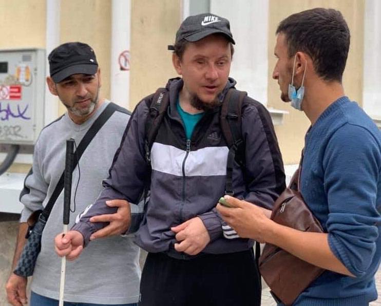 Осужденного на 17 лет по делу «Хизб ут-Тахрир» незрячего крымского мусульманина Александра Сизикова освободили от наказания Такое решение 26 мая вынес Минусинский городской суд Красноярского края, сообщает телеграм-канал «Тюремный адвокат». По словам журналистки Лутфие Зудиевой, Сизиков полетит домой из Красноярска через Сочи. Будучи в заключении у Сизикова выявили полную слепоту, а также гипертонию III степени. На основании этого суд и освободил мужчину от наказания. Александра Сизикова задержали летом 2020 года по обвинению в участии в организации «Хизб ут-Тахрир», признанной террористической на территории России, а также за «подготовку к вооруженному захвату власти». В мае 2023 года его приговорили к 17 годам колонии с отбыванием первых четырех лет в тюрьме. Верховный суд признал партию «Хизб ут-Тахрир» террористической в 2003 году. Как отмечает «ОВД-Инфо», ее участников преследуют из-за того, что они встречаются на квартирах, читают религиозную литературу и вербуют новых участников. В «Мемориале» считают, что партия признана террористической неправомерно. Фото: Лутфие Зудиева / Facebook Подписаться на «Новую-Европа»