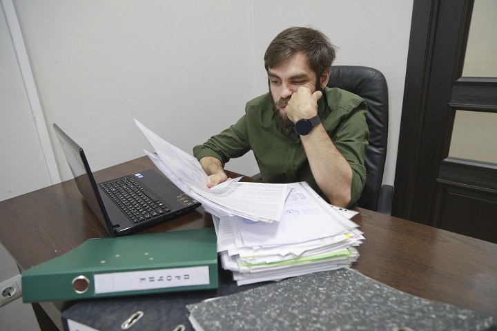Вахтовики устроились на работу по поддельным документам в Якутии  В Алданском районе сотрудники местной полиции выявили два факта использования поддельных документов для трудоустройства на вахтовые работы на промышленные предприятия района. Об этом сообщили в пресс-службе МВД по Республике Саха  Якутия .  Первый случай касался 38-летнего мужчины из Кемеровской области, который собирался устроиться на должность руководителя строительной группы вахтовым методом. Для этого он принес в кадровый отдел поддельный диплом инженера и другие документы, необходимые для трудоустройства. Однако проверка документов в образовательном учреждении показала, что диплом был подложным. В ходе следствия подозреваемый признался, что купил фальшивый диплом в одном из городов Алтайского края в октябре 2024 года.  Второй подозреваемый - 36-летний мужчина из Красноярского края, который, чтобы устроиться на работу машинистом, использовал поддельное заключение предварительного медицинского осмотра. Вместо того чтобы пройти положенную медкомиссию, он приобрел фальшивый документ и представил его в кадровый отдел предприятия в декабре 2024 года. Мужчина также признался в использовании поддельного медицинского заключения.  В отношении обоих граждан возбуждены уголовные дела по части 3 статьи 327 УК РФ, которая предусматривает ответственность за использование заведомо подложных документов. В настоящее время расследование по данным уголовным делам завершено, и материалы направлены в суд для принятия дальнейших решений.
