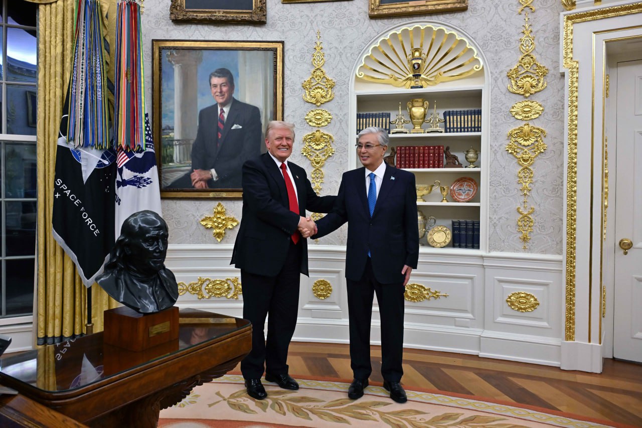 Токаев пригласил Трампа в Казахстан Лидеры Казахстана и США обсудили по телефону текущую международную ситуацию в том числе по Украине Разговор получился довольно продолжительным Токаев подтвердил что настроен реализовать все договорённости достигнутые в ноябре в ходе его визита в Вашингтон Говоря об Украине президент Казахстана призвал все задействованные стороны проявить терпение гибкость профессионализм и продолжить поиск формулы мира Он сказал что хотя наша страна и не является посредником но если будет нужно готова предоставить площадку для переговоров Глава нашего государства пригласил Трампа в Казахстан в удобное для него время отметив что это событие станет историческим Ранее президент США передал нашему президенту несколько подарков среди них символический ключ от Белого дома и бейсболка с автографом реплай Фото Акорда t me orda kz