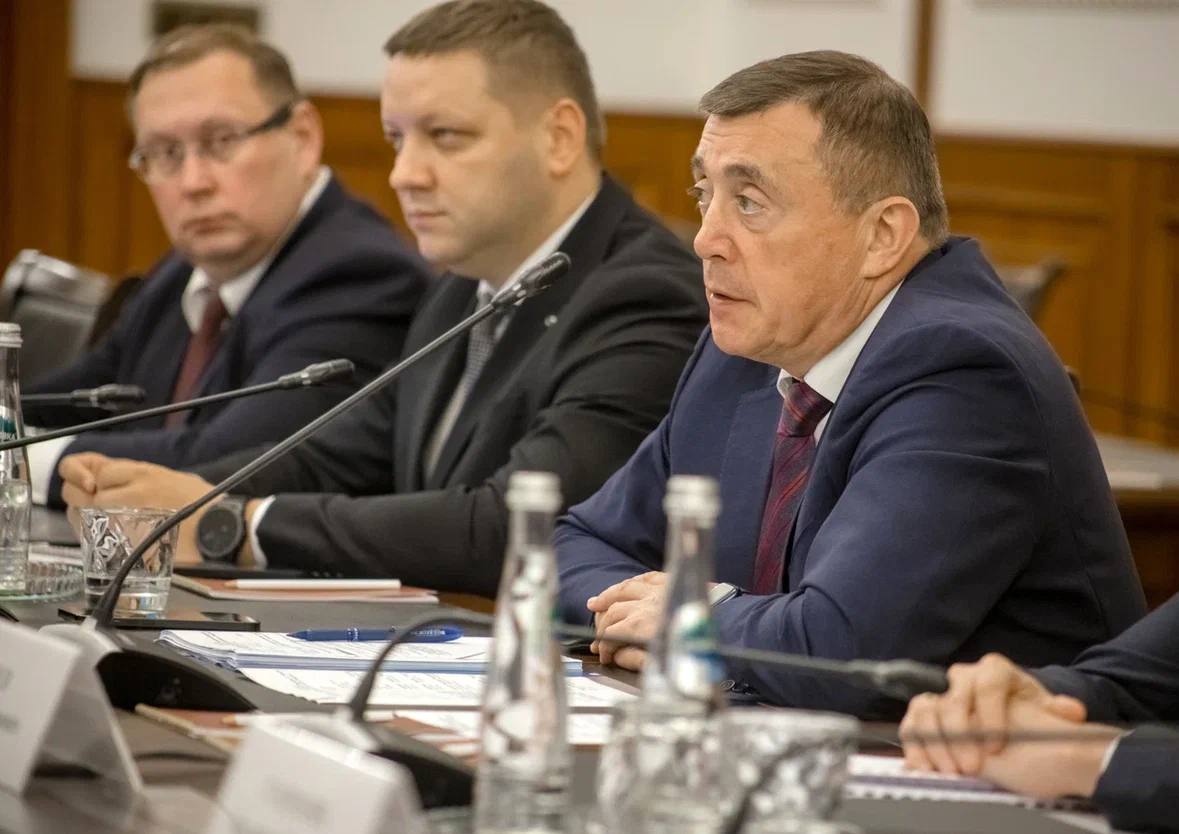 Минтранс РФ поддержал Форум "Крылья Сахалина"   Доложил концепцию форума дронов «Крылья Сахалина» на встрече губернатора Валерия Лимаренко с министром транспорта Андреем Никитиным. Обсудили подготовку к мероприятию и получили поддержку федерального центра.  Ключевые акценты форума:   Морские безэкипажные системы – включая гражданское применение автономных судов   Беспилотная авиация – практические сценарии применения БПЛА и реальные полёты. Синхронизация форума с «Архипелагом», который пройдёт в Москве.  Форум станет уникальной площадкой для тестирования беспилотных технологий!  Мы предоставляем:   Реальные условия для полётов    Первый в России полноценный дронопорт   Опытную зону для морских беспилотников   Кстати! Прямо сейчас сахалинские специалисты дальневосточной беспилотной авиакомпании Аврора - БАС готовят первый в России парад дронов. Это сложное технологическое мероприятие и уникальная возможность для производителей показать свои разработки в действии!  Ждём на форуме производителей, государственных заказчиков и всех, кто интересуется, создаёт и внедряет новые технологии!   И ждём всех на первый ПАРАД!  кто не прилетит, будет потом сильно жалеть       6-8 сентября, дронопорт "Пушистый".