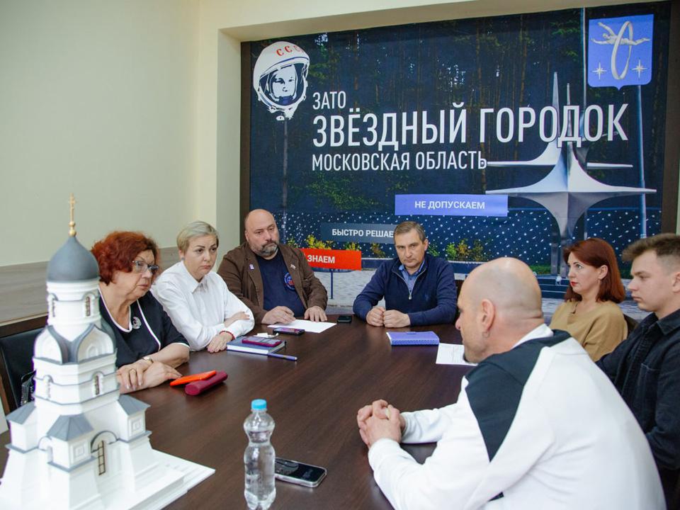 Часовня в виде ракеты будет построена в Звёздном городке. В ЗАТО «Звёздный городок» уже много лет есть храм Преображения Господня, но всё равно оставалось ощущение, что чего-то не хватает: Основной храм находится на окраине города, на отдалении от Центра Подготовки Космонавтов имени Ю. А. Гагарина. Он активно используется для служб в выходные дни, но в ежедневном режиме космонавтам его использовать неудобно, т.к. добираться до него занимает время. А ведь время, как известно, – ресурс невосполнимый, особенно в период подготовки перед стартом, поэтому администрация ЗАТО решила построить ещё одну дополнительную церковь. Новая часовня разместится прямо рядом с КПП-6, поэтому космонавты смогут быстро удовлетворить свои духовные потребности не уходя далеко от ЦПК. Она станет символом единства духовной и технической составляющих жизни покорителей космоса. Внешний облик часовни исполнен в футуристическом стиле, имея отчетливые очертания ракеты, что намекает на главную миссию и специфику Звездного городка. «Архитектура часовни имеет очертания ракеты, а цветовые решения, в частности серый цвет, являются отсылкой к цветовой гамме советского космического корабля «Союз», - рассказал глава Звёздного городка Евгений Баришевский. «Юра, прости»