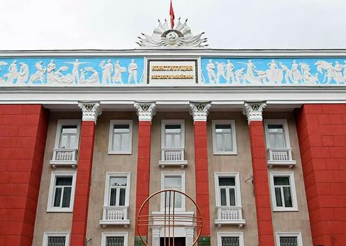 Очередные выборы президента Кыргызстана должны состояться в четвертое воскресенье января 2027 года К такому выводу пришел Конституционный суд республики рассмотрев 17 февраля обращение действующего главы государства Садыра Жапарова 1 Начатый срок подлежит завершению в первоначально установленной продолжительности шесть лет При этом шестилетний срок засчитывается как первый срок по правилу о двух сроках Подробнее на нашем сайте Актуальные новости из Центральной Азии fergananews