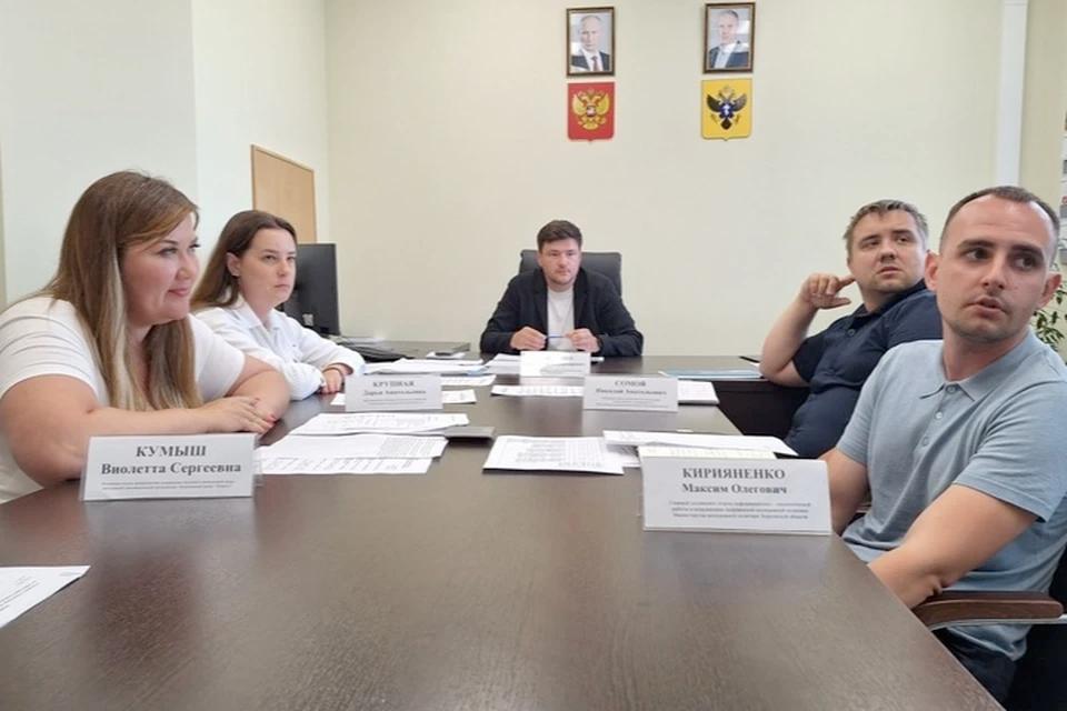 В Херсонской области идет подготовка ко Дню молодежи На уровне региона и муниципалитетов обсуждается проведения Дня молодежи в Херсонской области. Минмолодежи планирует масштабные мероприятия с широким вовлечением местных властей и активистов. «Министерство молодежной политики Херсонской области активно работает над организацией мероприятий, которые будут интересны и познавательны для молодежи. Мы стремимся создать насыщенную программу, которая объединит различные направления – от культурных и спортивных событий до просветительских встреч с интересными людьми», - сообщил по итогам работы совещания глава регионального минмолодежи Владислав Ярченко. В регионе также обсуждается выполнение программы Росмолодежи «Больше, чем путешествие» - с поездками херсонских ребят по соседним регионам России для отдыха, расширения кругозора и укрепления интеграции новых регионов.