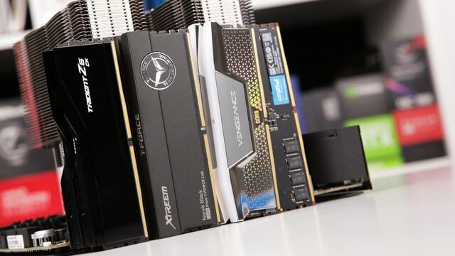 Интересные новости за 28 10 Кратко о событиях Цены на память продолжают взлетать DDR4 и DDR5 скоро обгонят HBM по прибыльности Рынок памяти в режиме перегрева DDR5 подорожала более чем вдвое за пять недель а вскоре DRAM может стать выгоднее HBM вопреки всем ожиданиям Рост спроса на HBM из за ИИ оставил смартфоны без памяти Бум искусственного интеллекта смещает приоритеты в производстве памяти серверная HBM вытесняет LPDDR5X и теперь дефицит угрожает выпуску смартфонов и мобильных чипов   Biwin представила комплект памяти Black Opal Biwin анонсировала топовый набор DDR5 Black Opal OC Lab Gold Edition DW100 MONTECH представила корпуса KING 15 и KING 45 Тайваньский бренд MONTECH расширил линейку стильных mid tower корпусов новые модели KING 15 и KING 45 выделяются панорамным дизайном высокой совместимостью и опциональной ARGB подсветкой   Micron представила SOCAMM2 Компания анонсировала прорывные модули SOCAMM2 ёмкостью 192 ГБ созданные на базе LPDDR5X и предназначенные для высокопроизводительных ИИ серверов и центров обработки данных HKC выпустила 27 дюймовый монитор GS27QKS HKC бросает вызов лидерам новый игровой монитор GS27QKS предлагает флагманскую панель QD OLED по цене которая делает технологии доступнее Заказать сборку ПК в InterPC Наши каналы Нoвoстизaдeнь