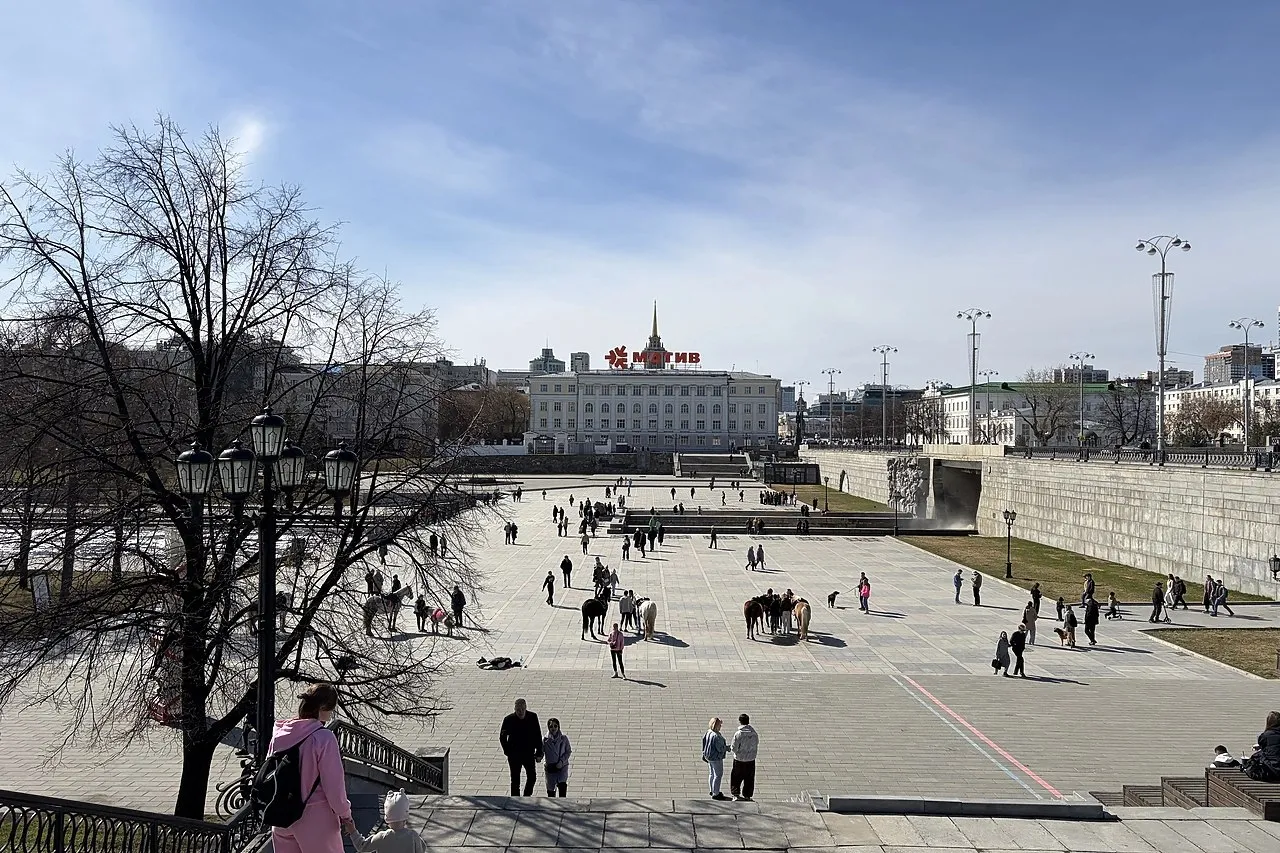 Депутаты единогласно поддержали перенос празднования дня города в Екатеринбурге Комиссия Екатеринбургской городской думы по местному самоуправлению поддержала перенос даты празднования Дня города Решение принято единогласно окончательное слово на пленарном заседанием думы С инициативой выступил глава Екатеринбург Алексей Орлов после обращений общественных организаций и участников СВО Пишет ЕАН Предлагается перенести праздник с третьей субботы августа на первую Как пояснил вице мэр Константин Шевченко главными причинами стали погодные условия а также позиция РПЦ текущая дата совпадает с началом Успенского поста В думе также признали что перенос может создать организационные сложности в этом году но в целом инициативу поддержали uralweb ru