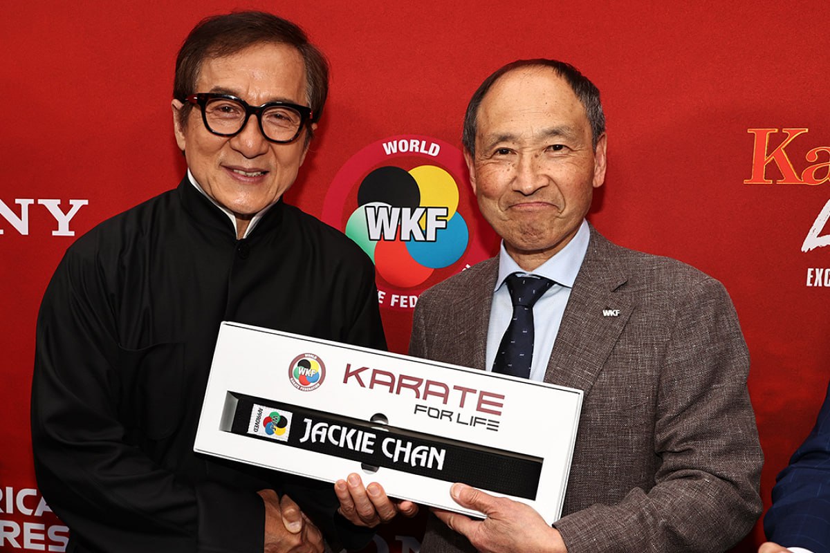 WKF ДЖЕКИ ЧАН ПОЛУЧИЛ ЧЕРНЫЙ ПОЯС ПО КАРАТЕ Гонконгский актер Джеки Чан, известный по фильмам «Час пик» и «Доспехи бога», получил черный пояс по карате. Об этом сообщили на сайте Всемирной федерации карате WKF . Чану вручили символ мастерства на премьере кинокартины «Каратэ-пацан: Легенды» в Нью-Йорке. Там же черный пояс получил актер Ральф Маккьо. Обоих артистов поздравил с получением поясов генсекретарь WKF Тошихиса Нагура. В церемонии также принял участие участник Олимпиады и чемпион США по карате Томас Скотт. Торжественное вручение поясов состоялось в рамках сотрудничества WKF и создателей франшизы «Каратэ-пацан». Оно подчеркнуло вклад, который кинематограф внес в популяризацию ценностей карате — дисциплины, уважения, чести, стойкости и единства. «Карате занимает привилегированное положение в популярной культуре и в сообществах по всему миру. Это дисциплина и всемирный бренд, известный людям во всем мире. Мало кто сумел передать фантастические ценности карате лучше, чем франшиза „Karate Kid“», — прокомментировал президент WKF Антонио Эспинос. ФОТО: WKF #аврорамедиа_джекичан Telegram-экосистема АВРОРА МЕДИА МЕДИА НОВОСТИ РЕГИОН ЛАЙФ СПОРТ ГЕРЛЗ ХАЙТЕК ПЕРСОНЫ ИНСАЙД КРИМИНАЛ МОЛОДОСТЬ LIVE АВРОРА МЕДИА YOUTUBE RUTUBE