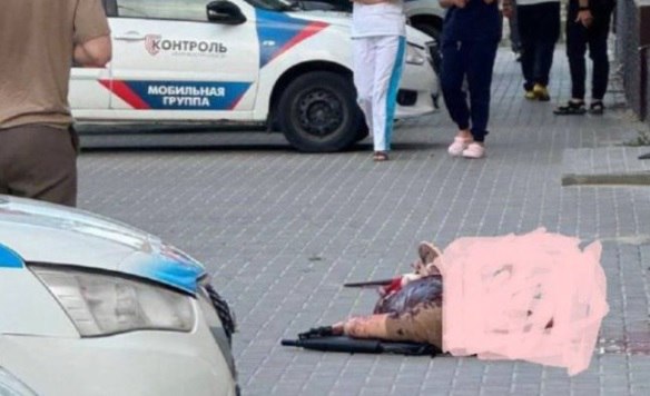 Жестокое убийство федерального судьи произошло в Камышине Волгоградской области - СМИ Мужчину расстреляли из карабина недалеко от здания суда и воткнули нож в глаз. Предварительно причиной убийства называют ревность. UPD Возбуждено уголовное дело по статьям "убийство, совершенное с особой жестокостью" и "незаконное хранение огнестрельного оружия". Подозреваемый, который занимается коммерческой деятельностью, задержан - региональный Следком. Читать нас в MAX