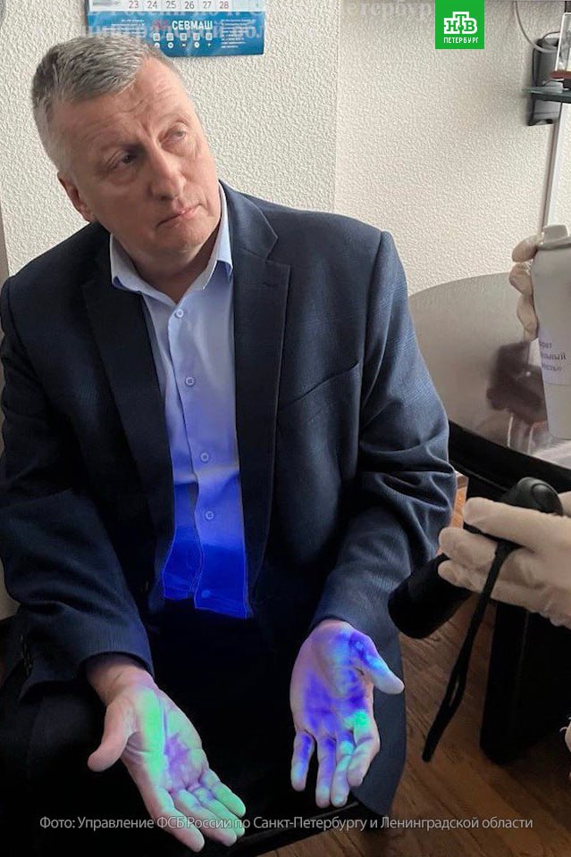 ФСБ и Следственный комитет взяли с поличным начальника 178 го Военного представительства Минообороны РФ Владимира Никитина Его задержали за получение взятки Капитан 2 го ранга получил деньги от коммерсантов за беспрепятственное подписание документов по приемке электронной компонентной базы которая используется в гособоронзаказе Возбуждено уголовное дело фигурант арестован Подписаться на НТВ Петербург Буст канала