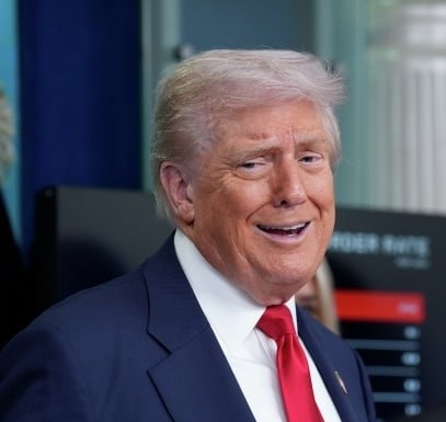 Дональд Трамп назвал газету The New York Times врагом народа Президент США раскритиковал издание из за публикации в которой ставится под сомнение его работоспособность Безумцы леворадикальных взглядов из The New York Times которой грозит закрытие написали обо мне статью В ней они утверждают что моя работоспособность возможно снижается несмотря на факты которые говорят об обратном написал Трамп в соцсети Truth Social Американский лидер отверг утверждение журналистов и сослался на свои политические и экономические достижения Также он напомнил о недавно пройденных медицинском обследовании и когнитивном тесте которые по его словам сдал блестяще Подписаться на Говорит Москва Telegram VK MAX