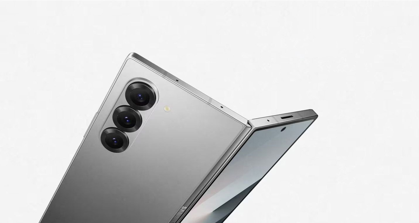 Слух Samsung готовит более широкий Fold для конкуренции с раскладушкой Apple Samsung выпустит в 2026 году складной смартфон который очень схож по форм фактору и времени релиза с iPhone Fold сообщает издание ETNews При этом речи об отказе от Z Fold 8 не идёт Объясняется такой мув простым желанием не дать раскладушке Apple перетянуть всё внимание на себя Удар на упреждение от корейцев Широкая раскладушка Samsung получит 5 4 дюймовый внешний и 7 6 дюймовый внутренний экраны с соотношением сторон 4 3 Помимо этого смартфону предрекают беспроводную зарядку 25 Вт по Qi2 2 с магнитами iPhone Fold который может стать Ultra по слухам получит внешний 5 35 дюймовый и внутренний 7 58 дюймовый экраны с тем же соотношением 4 3 Ранние инсайды также сообщали о наличии у смартфона фронталки на экране Touch ID и космического ценника в 2400 Автор Матвей Филькин