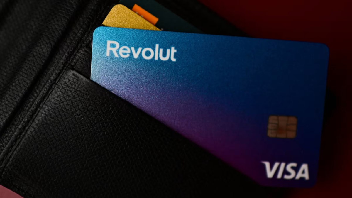 Великобритания приостановила выдачу полноценной банковской лицензии для Revolut которую та ожидает уже больше года узнала FT Местные регуляторы опасаются что компания не справится с рисками которые возникают из за её быстрого роста vc ru money 2273964