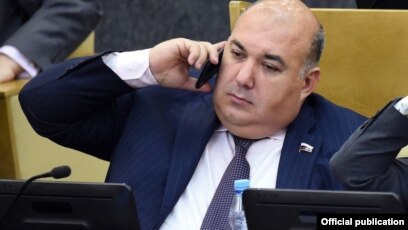 В Думе вскрыли кабинет депутата Напсо, сбежавшего в ОАЭ более двух лет назад. Если бы мы не напомнили, он бы до сих пор ходил на заседания из Дубая по доверенности. Оказалось, в кабинете он сменил замок. Пользуясь его депутатской неприкосновенностью, помощники никого туда не пускали. Освещая ситуацию вокруг этого великого деятеля, все почему-то упускают такую деталь: Напсо является депутатом от ЛДПР. Наверно платит большие взносы, раз с ним такое бережное обращение. Еще смешнее, что этот беглец занимал пост первого заместителя председателя комитета Госдумы по госстроительству. Строил государство из ОАЭ, ничего необычного.