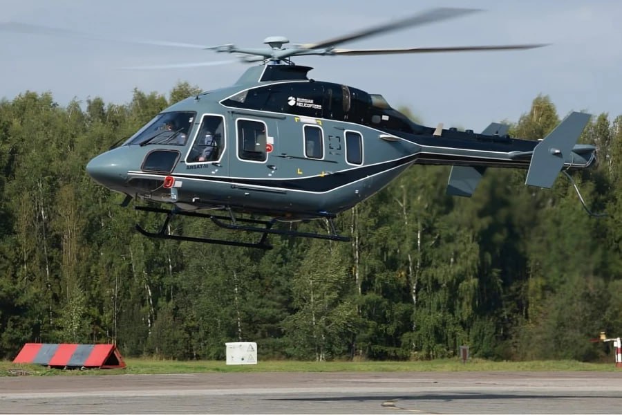 Вертолет Ансат М с отечественными двигателями выполнил десять испытательных полетов Импортозамещенную машину с двигателями ВК 650В производства Объединенной двигателестроительной корпорации впервые подняли в воздух 2 сентября 2025 года ВК 650В первый российский двигатель в классе мощности 650 750 лошадиных сил Двигатель способен заменить импортные моторы на Ансате Ка 226Т и других вертолетах взлетной массой до 4 тонн в том числе зарубежных Подробнее   Подпишись на MASHNEWS