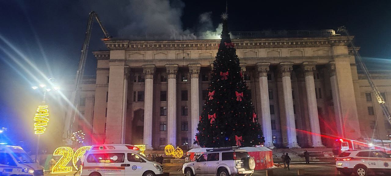 В КБТУ произошло небольшое замедление  По данным МЧС, пожар произошел на четвертом этаже университета. На месте находятся 59 пожарных и 16 единиц техники. Ситуация находится под контролем.