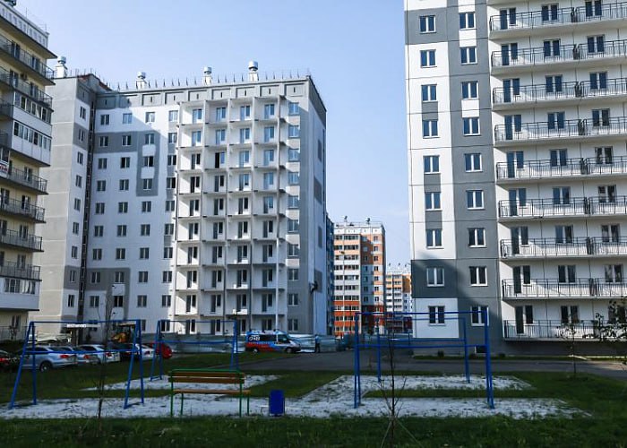 В Челябинске два риелтора похитили из Соцфонда более 6 миллионов рублей  В Челябинске отдали под суд организаторов крупной аферы со средствами из Соцфонда России. Обвинение предъявили двум риелторам, которые помогли клиентам обналичить маткапитал на более 6 миллионов рублей.  – Следователями доказана их причастность к хищению денег по 11 сертификатам на материнский капитал, – сообщили в полицейском главке.  В этом обвиняемым помогал директор крупного кредитно-потребительского кооператива. Сообщники подыскивали женщин, желающих незаконно обналичить маткапитал, и оформляли фиктивный договор займа якобы на покупку жилья. В результате документы с ложными данными подавались в отделения СФР.          Голосовать за канал