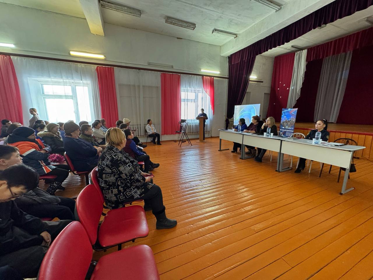 Прокуратура Джидинского района организовала профилактическое мероприятие для учащихся отдаленных школ Прокуратура Джидинского района с участием органов и учреждений системы профилактики провела просветительское мероприятие среди учащихся Армакской Большенарынской Алцакской средних школ и их родителей Основной целью встречи стало информирование детей и их законных представителей о важности соблюдения правовых норм формирования нравственных ценностей и здорового образа жизни Ключевой темой обсуждения стали вопросы противодействия преступности среди несовершеннолетних Помощник прокурора района Анна Красикова подробно рассказала о правовых основах профилактики ювенальной преступности а также обратила внимание на необходимость соблюдения правил дорожного движения пожарной безопасности и осторожности при общении в сети Интернет чтобы избежать случаев мошенничества В ходе мероприятия участники имели возможность задать интересующие вопросы и получили развернутые ответы Учащиеся и их родители проявили высокую заинтересованность и активно участвовали в диалоге