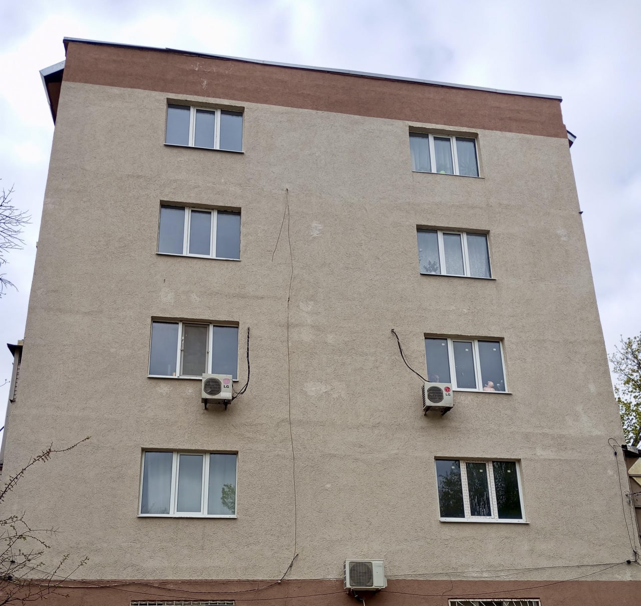 Специалисты Московской области завершают восстановление пятиэтажного дома в Центральном районе Мариуполя Строители региона-шефа полностью заменили инженерные коммуникации, отремонтировали крышу и восстановили несущие конструкции, а также обновили фасад здания, установили новые пластиковые окна и двери, провели отделочные работы в местах общего пользования. Специалисты Управления технического надзора капитального ремонта провели финальную проверку качества выполненных работ, удостоверившись в соответствии их техническим требованиям и стандартам.