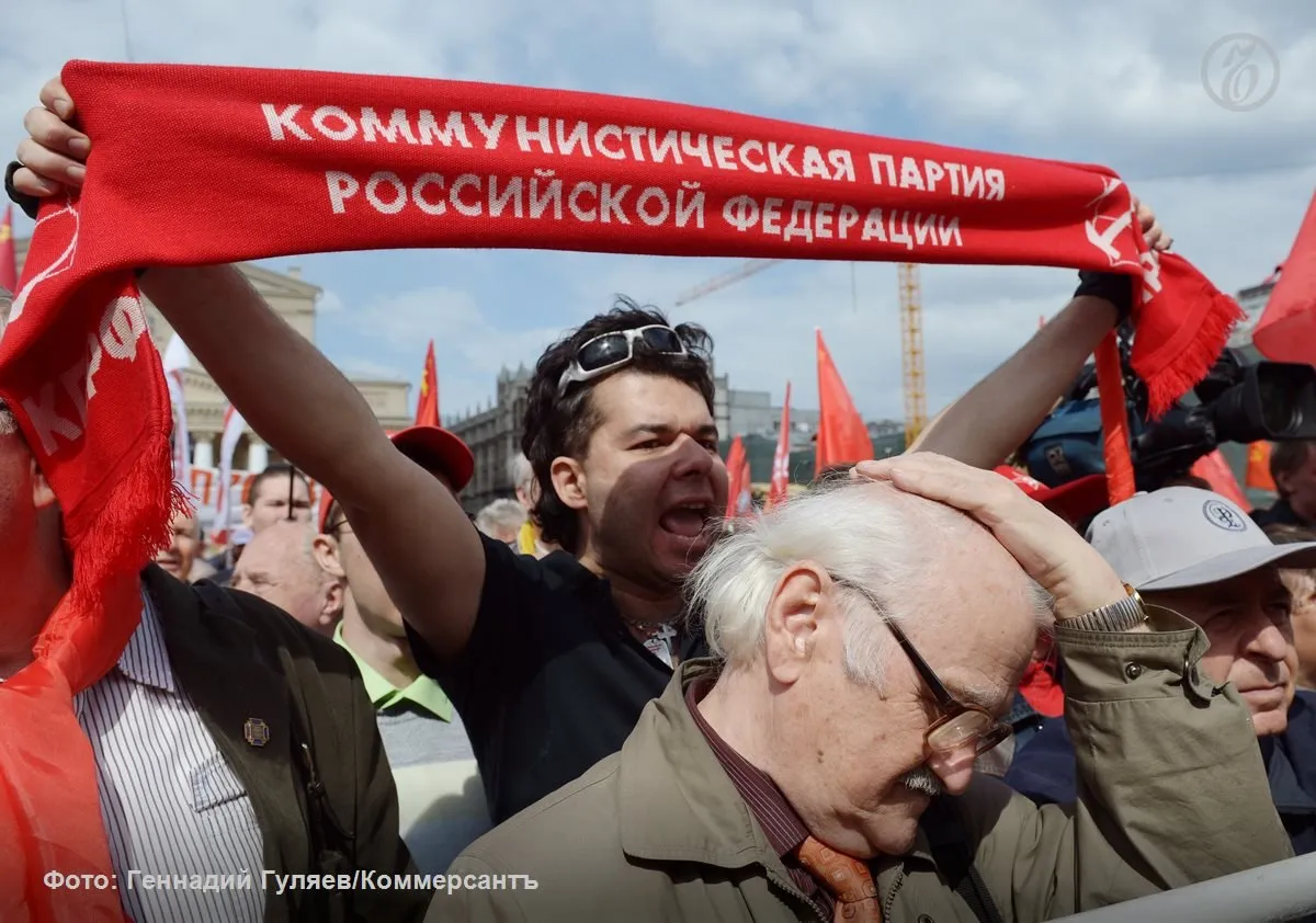 Парламентские партии отпразднуют Первомай с учетом текущих ограничений В ряде регионов и власти и парламентская оппозиция приняли решение отказаться от проведения массовых уличных акций Вместо этого партийцы организуют точечные мероприятия с возложением цветов чествованием ветеранов труда автопробегами и субботниками В ряде городов традиционные шествия КПРФ местные власти не согласовали по разнообразным причинам А в Санкт Петербурге Екатеринбурге Саратове Уфе и Перми коммунисты даже не стали пытаться согласовывать свои акции По сложившейся традиции основными организаторами официальных первомайских демонстраций с участием представителей власти выступают профсоюзы   Подписывайтесь на Ъ в Telegram в MAX Оставляйте бусты