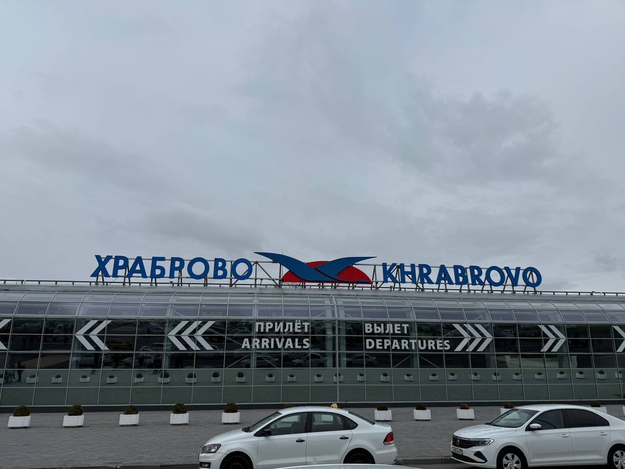 В Храброво предупредили о задержках из-за ограничений в воздушном пространстве Санкт-Петербурга  В воскресенье, 3 августа, в Храброво задерживаются 10 рейсов на вылет и 18 на прилёт. Четыре рейса отменены.   В калининградском аэропорту изменения в расписании связали с ограничениями, которые вводили в воздушном пространстве Санкт-Петербурга, чтобы обеспечить безопасность перелётов. Об этом предупредили и в Росавиации.   Сейчас, по информации Telegram-канала «Представитель Росавиации», в Пулково возобновили обслуживание рейсов. Приём и выпуск осуществляется по согласованию с органами.  КАСКАД   Прислать новоcть