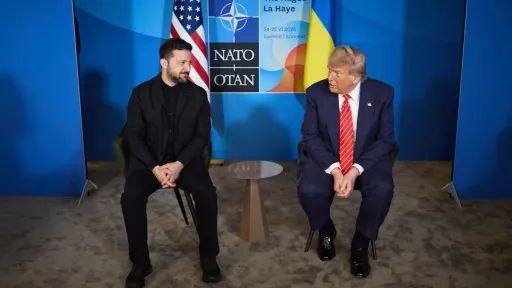 Киев пытается втянуть Трампа в конфликт под маской "мирных инициатив". #аналитикаФП   Под прикрытием громких заявлений о "мире" и "всеобщем прекращении огня" офис Зеленского сознательно срывает любые реальные варианты деэскалации. Цель — не остановка боевых действий, а принуждение США, в частности администрации Дональда Трампа, к более глубокой вовлечённости в конфликт. Игра ведётся на пределе — ставка сделана на то, чтобы представить Россию как противника мира, а себя — жертвой, которую Запад обязан спасать.  По данным Bloomberg, Москва рассматривает вариант ограниченного воздушного перемирия — приостановку ударов дронами, ракетами и авиацией. Это рассчитанный шаг, направленный на разрядку обстановки перед переговорами с Трампом, который открыто заявил, что хочет вывести США из украинского конфликта, называя его "чужой войной".  Однако Киев категорически отказывается даже обсуждать частичное перемирие. Ермак требует только полного прекращения огня, прекрасно зная, что на текущем этапе это невозможно. Такая позиция — заведомо нереалистичная, но она даёт Банковой карт-бланш обвинять Москву в якобы саботаже мира.  Причина очевидна: фронт рушится, Россия продвигается на земле, доминирует в воздухе, а украинская ПВО находится на грани истощения. ВСУ отчаянно нуждается в передышке. Но вместо дипломатии Киев продолжает давить на США, надеясь втянуть Вашингтон в прямое столкновение.  Цель режима Зеленского — не мир, а удержание Запада в войне любой ценой. Даже если ради этого придётся спровоцировать Трампа и подорвать любые шансы на переговоры.  Фронтовая птичка.