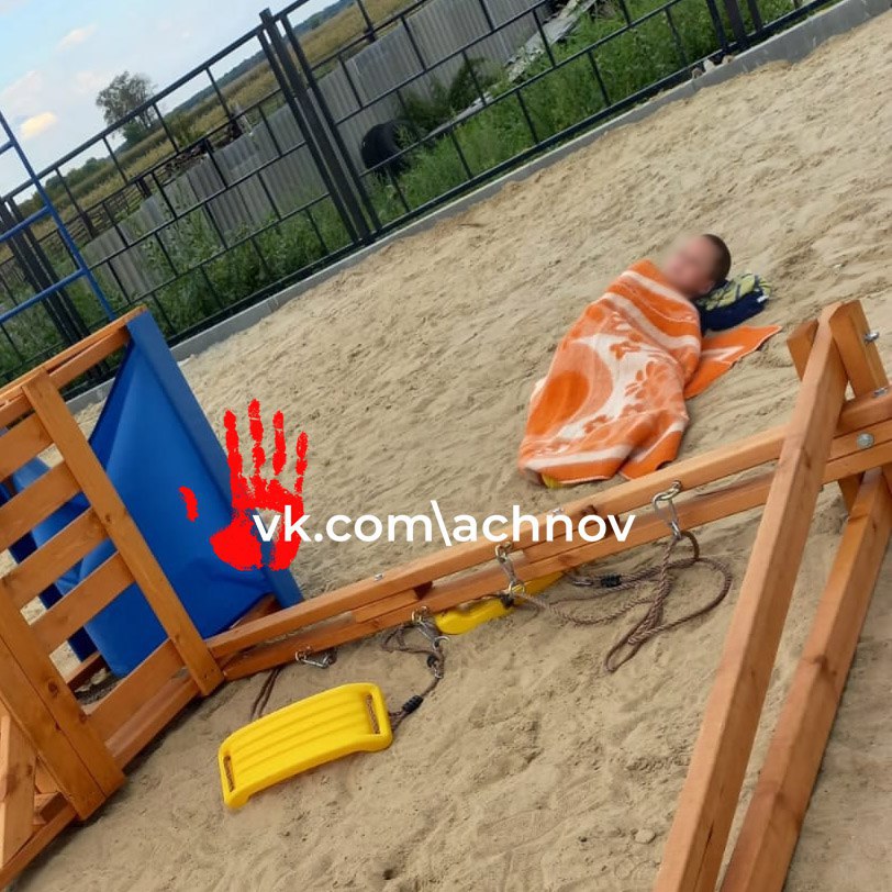 Прокуратура провела проверку по публикации СМИ о получении ребенком травмы на недостроенной детской площадке Прокуратура провела проверку по публикации СМИ В Шибаево на ребёнка упали огромные качели Малыша госпитализировали с ушибом почки и легкого Установлено что в с Шибаево Еткульского района проводились работы по благоустройству детской спортивно игровой площадки в рамках реализации национального проекта Жильё и городская среда 24 08 2025 9 летний мальчик получил травму на качели которая на момент использования была не закреплена Ребенок госпитализирован в больницу с диагнозом ушиб легкого и почки Поверка показала что запрещающие знаки заградительные ленты ограничивающие доступ к строящейся детской площадке на момент получения травмы несовершеннолетним отсутствовали Прокурором района директору подрядной организации ООО ЭММИ внесено представление об устранении нарушений закона по результатам рассмотрения которого приняты меры к обеспечению безопасности на площадке установлены запрещающие ленты комплекс горка с которого упал несовершеннолетний временно демонтирован Кроме того прокурором в суд предьявлено исковое заявление о взыскании с 000 ЭММИ компенсации причиненного морального вреда в размере 700 тыс рублей По факту произошедшего следственным органом СУ СК РФ по Челябинской области расследуется уголовное дело по ч 1 ст 238 УК РФ ход расследования которого находится на контроле прокуратуры chelprocrf Сайт Тelegram ВК