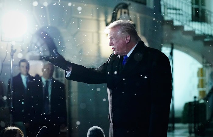 Дональд Трамп планирует отменить пошлины на импорт некоторых видов стальной и алюминиевой продукции пишет Financial Times со ссылкой на источники Администрация Трампа пересматривает перечень товаров подпадающих под действие пошлин и планирует исключить из него ряд продуктов а также прекратить расширение этого списка и использовать более точечные меры отмечают источники Летом прошлого года Вашингтон поднял до 50 пошлины на импорт стали и алюминия а также широкого круга продуктов с содержанием алюминия что привело к росту цен на многие товары По словам источников чиновники Минторга США и офиса торгового представителя признают что введенные пошлины наносят ущерб потребителям поскольку способствуют росту цен в том числе и на продукты питания и напитки продающиеся в алюминиевых формах Фото АР ТАСС interfaxonline