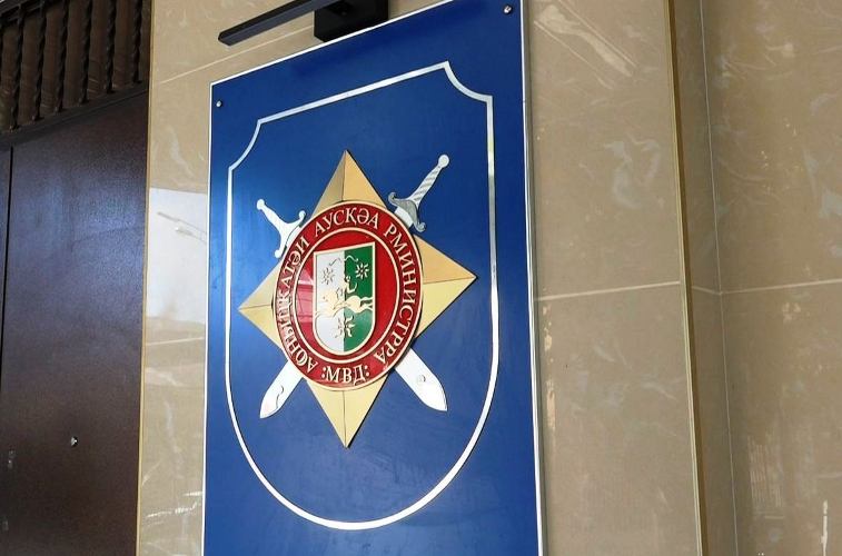 В рамках проводимых оперативно розыскных мероприятий направленных на установление и задержание лиц причастных к нанесению тяжкого вреда здоровью Какалия Э И 22 февраля сотрудниками подразделений уголовного розыска МВД Абхазии задержан подозреваемый в совершении данного преступления Гургулия Алхас Ахрович 1984 г р mvdra org press 17211 Уголовное дело возбужденное по признакам преступлений предусмотренных п а ч 3 ст 105 и ч 1 ст 217 Уголовного кодекса Республики Абхазия расследует следственный отдел УВД по г Сухум В соответствии с ч 7 ст 19 прим 1 УПК РА названное или изображенное лицо является виновным после вступления в законную силу приговора или итогового судебного решения