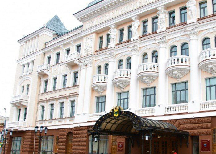 Главу Оренбурга могут избрать 25 декабря на пост претендуют 4 человека Приём документов от кандидатов на пост главы Оренбурга завершён сообщают в министерстве региональной политики Оренбургской области На пост главы города претендуют 4 человека Алексей Дрынов выдвинутый политической партией Новые люди Альберт Юмадилов выдвинутый политической партией Единая Россия Василий Трофимов выдвинутый Общественной палатой Оренбургской области Денис Нелюбов выдвинутый Ассоциацией муниципальных образований Оренбургской области Теперь кандидатов на должность главы Оренбурга предложит губернатор Оренбургской области Он сформирует итоговый список в котором должно быть не менее двух человек из числа тех кто подал документы Окончательное решение о том кто станет главой Оренбурга 25 декабря 2025 г примут депутаты Оренбургского городского Совета тайным голосованием ВЕСТИ ОРЕНБУРЖЬЯ в telegram в MAX