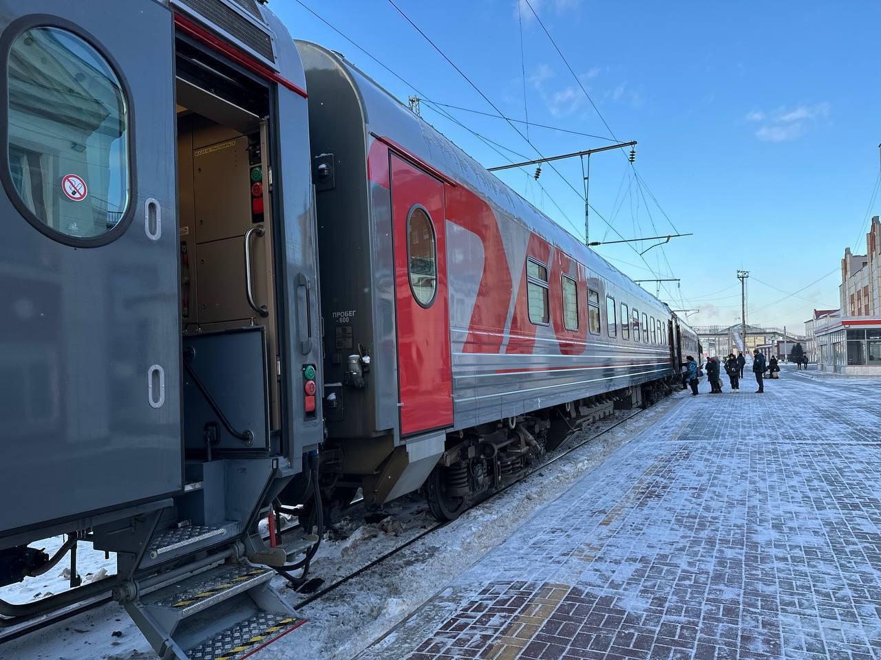 С 14 декабря пригородные поезда в Алтайском крае стали следовать по зимнему расписанию С 14 декабря 2025 пригородные поезда курсирующие по территории Алтайского края стали следовать по зимнему расписанию В связи с этим график движения 10 пригородных поездов изменится от 4 до 9 минут Обращаем внимание что до 31 марта 2026 года на отдельных маршрутах по Заринскому Ребрихинскому Алейскому и Каменскому направлениям отменены дачные остановки Количество пригородных поездов курсирующих по территории Алтайского края остается прежним в зимний период 39 пар поездов в будни 32 пары поездов в выходные дни в летний период 43 пары поездов по будним дням 38 пар поездов по выходным Просим пассажиров заранее планировать поездки Подробную информацию о расписании движения пригородных поездов можно получить на сайте АО Алтай Пригород по телефону 7 3852 29 21 68 и в пригородных билетных кассах