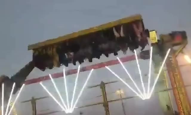 Аттракцион рухнул в Индии: один погибший и 13 пострадавших