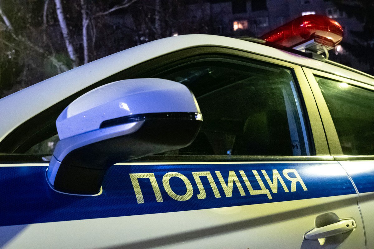 В Красноярске мужчина выпал из окна когда пытался спуститься через окно по простыням с пятого этажа и упал на козырек Информацию подтвердили в пресс службе полиции Уточнили что звонок в дежурную часть поступил из медицинского учреждения куда доставили пострадавшего Предварительно известно что мужчина 1979 года рождения У него зафиксированы травмы различной степени тяжести характерные для падения с высоты Как и почему он решился на такой отчаянный шаг каким образом он оказался в квартире и с кем полиция выясняет Подписаться на kpkrsk