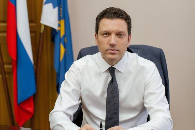 Бывшего мэра Салавата приговорили к трём годам колонии Стерлитамакский суд признал экс главу администрации виновным в превышении должностных полномочий Следствие установило что в 2020 году Игорь Миронов передал без конкурса энергосети города в частную компанию на 50 лет В зале суда его взяли под стражу Подпишись на Короче Стерлитамак