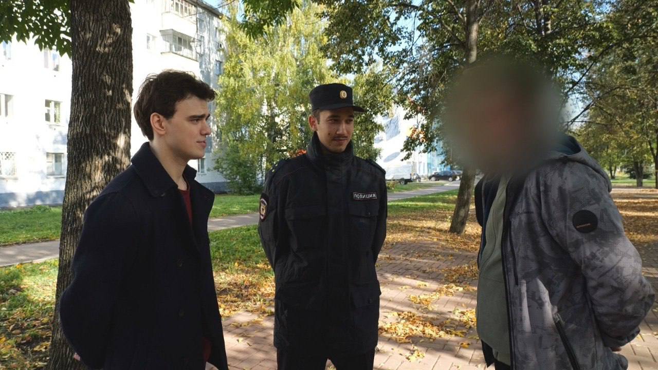 В Стерлитамаке сотрудник полиции спас жизнь человеку  Эксперт-криминалист Булат Газизов оказал первую помощь мужчине, который потерял сознание на улице.   Полицейский увидел, что мужчине стало плохо, вызвал скорую и начал проводить сердечно-легочную реанимацию.   После трех циклов искусственного дыхания и надавливания на грудь, мужчина начал дышать самостоятельно  Мужчина получил необходимое лечение и теперь чувствует себя хорошо. Он выразил благодарность своим спасителям.   Булат Газизов считает, что каждый сотрудник правоохранительных органов должен уметь оказывать первую помощь.